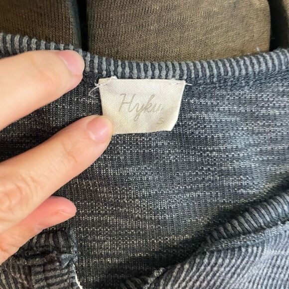 Hyku | Gray Thermal Sleeve Ruffled Blouse - Picture 5 of 6